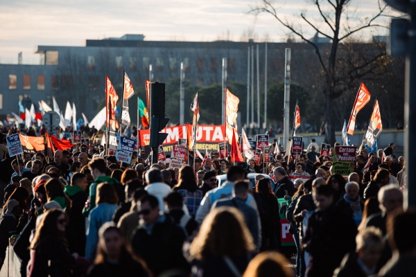 Manifestação «É Urgente pôr Fim à Guerra. Todos juntos pela Paz!»