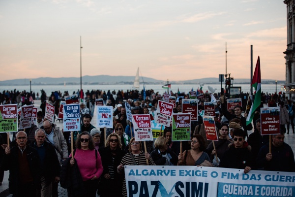 Manifestação «É Urgente pôr Fim à Guerra. Todos juntos pela Paz!»