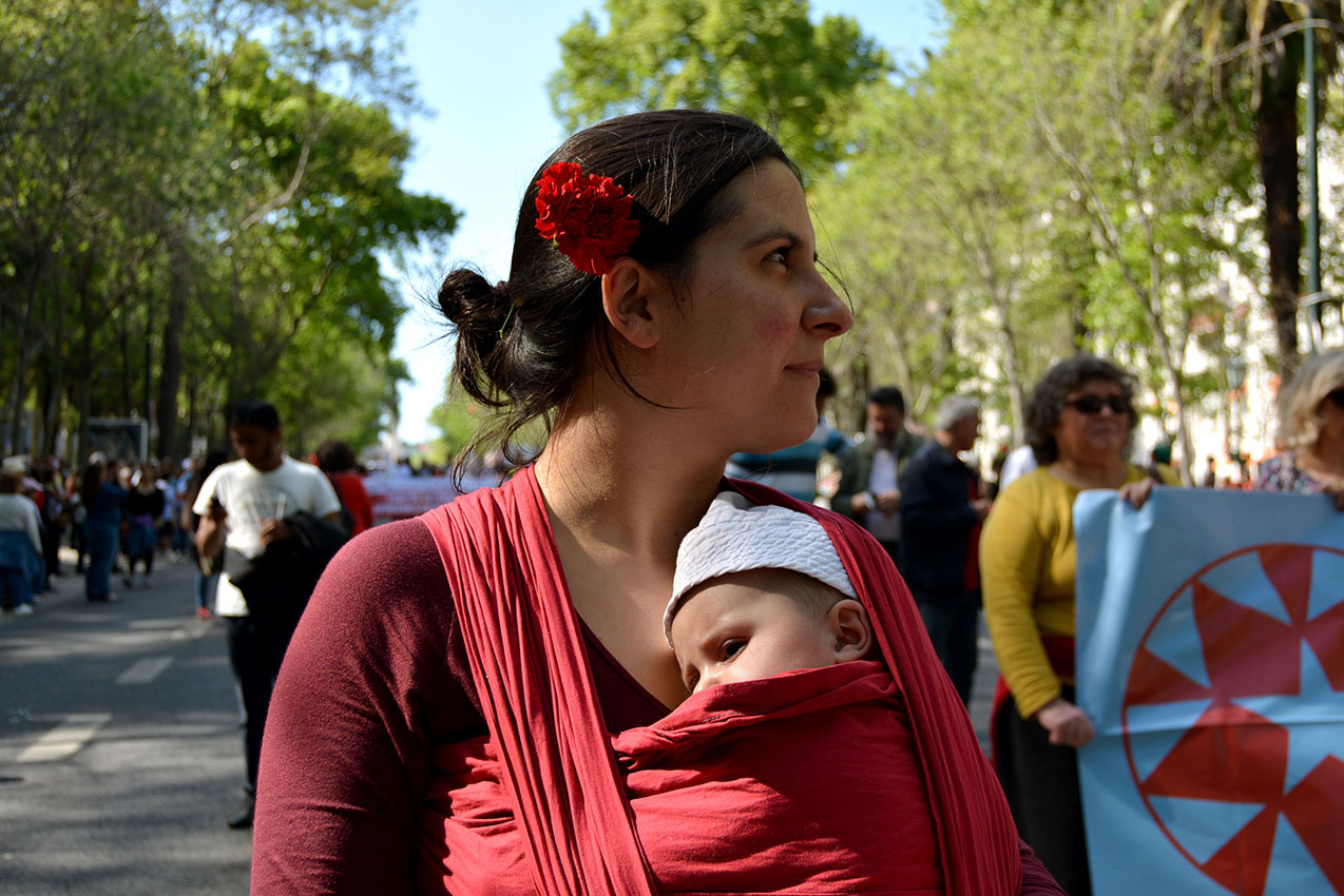 Mulher com criança em manifestação