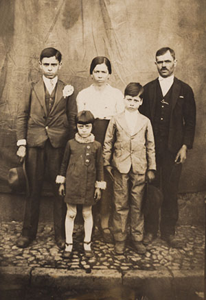 Foto da família de José Vitoriano com os pais e irmãos