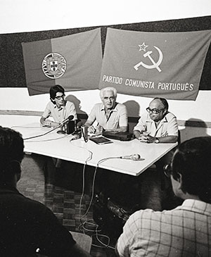 Conferência de Imprensa do PCP com Álvaro Cunhal, José Vitoriano e Vítor Dias no C.T. Soeiro Pereira Gomes em Lisboa