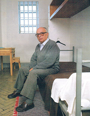 José Vitoriano numa visita em 1998, à antiga cela onde esteve preso no Forte de Peniche