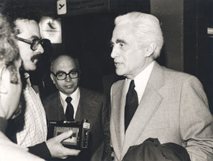 Delegação do PCP com Álvaro Cunhal e José Vitoriano regressando de Moscovo, após participar nas comemorações do 70.º aniversário da Revolução de Outubro no aeroporto de Lisboa