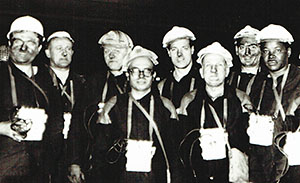 José Vitoriano ao centro na foto, durante a visita a uma mina, com delegações ao Congresso dos Sindicatos Checoslovacos, 1967